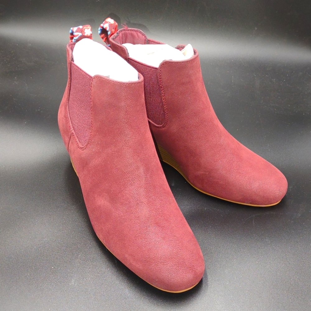 Pioneer Woman size 7.5 wedge boots NWOT